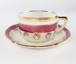 Xícara para chá em porcelana manufatura Barão do Rio Branco, nas cores branca e cor-de-rosa com borda dourada . Medidas aproximadas pires diâmetro 16 cm e xícara diâmetro 9,5 cm e altura 6,5 cm