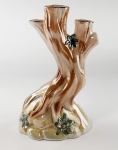 Floreira em porcelana no formato de tronco de árvore decorada com flores pintadas a mão. Medidas aproximadas comprimento 15 cm, largura 10 cm e altura 24,5 cm