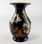 Vaso em cerâmica na cor preta com desenhos florais pintados a mão. Medidas aproximadas diâmetro 11 cm e altura 20 cm.