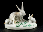 Lote contendo uma escultura de freira e uma família de coelhos em porcelana em porcelana branca. Medidas aproximadas freira altura 19 cm e família coelhos 7,5 x 4 cm