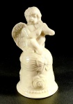 Sino em porcelana branca com anjo musicista. Medidas aproximadas altura 13 cm e diâmetro 7 cm