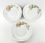 3 pratos fundos em porcelana manufatura Real, na cor branca decorado com desenhos florais  pintados a mão. Medidas aproximadas diâmetro 23 cm e altura 4 cm.