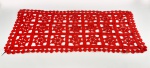 Caminho de mesa em crochê em linha  na cor vermelha com bordado em formato de flores, sem avaria. Medidas aproximadas 100 x 42 cm