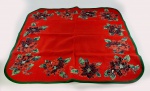 Toalha de mesa quadrada na cor vermelha com barrado na cor verde decorada c/ apliques florais. Medidas aproximadas 82 x 82 cm