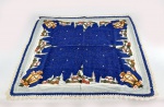 Toalha de mesa quadrada na cor azul tema natalino com barrado em crochê. Medidas aproximadas 83 x 83 cm