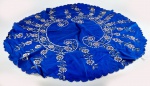 Toalha de mesa redonda na cor azul com bordados florais. Medida aproximada diâmetro 98 cm
