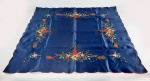 Toalha de mesa quadrada na cor azul marinho bordada com tema natalino. Medidas aproximadas 83 x 83 cm