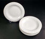 6 pratos fundos em porcelana manufatura Roberto Simões na cor branca decorado na borda com alto-relevo floral. Medidas aproximadas diâmetro 23 cm e altura 3 cm