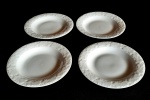 4 pratos para sobremesa em porcelana na cor branca manufatura Roberto Simões, um dos pratos apresenta pequena avaria, conforme foto. Medida aproximada diâmetro 18 cm
