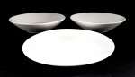 3 pratos em porcelana manufatura Noritake, na cor branca sendo 2 pratos fundos e 1 prato raso. Medidas aproximadas prato fundo diâmetro 19,5 cm e altura 4 cm e prato raso diâmetro 21 cm