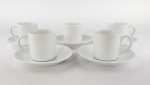5 xícaras para café em porcelana Vista Alegre modelo City. Medidas aproximadas pires diâmetro 10,5 cm e xícara altura 5,5 cm e diâmetro 5,5 cm
