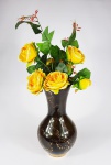 Vaso em vidro fumê decorado com desenhos na cor dourada (flores ilustrativa). Medida aproximada altura 34,5 cm