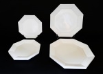 8 pratos em vidro na cor branca manufatura Arcopal, sendo 4 pratos rasos e 4 pratos para sobremesa. Medidas aproximadas 25 x 25 cm e 18,5 x 18,5 cm