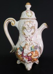 CAPODIMONTE - Grande bule em porcelana italiana ricamente decorado, a tampa possuí pequeno bicado. Medidas aproximadas altura 46 cm e largura 32 cm