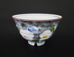 Mini bowl em porcelana japonesa com desenhos florais em alto relevo, pintados a mão. Medidas aproximadas diâmetro 11,5 cm e altura 7 cm