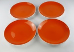 4 pratos em cerâmica manufatura Cecilia Dale nas cores branca e laranja (pode ir no micro-ondas e na lava-louça). Medida aproximada diâmetro 27 cm