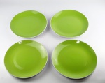 4 pratos em cerâmica manufatura Cecilia Dale nas cores branca e verde (pode ir no micro-ondas e na lava-louça). Medida aproximada diâmetro 27 cm
