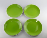 4 pratos rasos em cerâmica manufatura Cecilia Dale nas cores branca e verde (pode ir no micro-ondas e na lava-louça). Medida aproximada diâmetro 22 cm