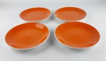 4 pratos rasos em cerâmica manufatura Cecilia Dale nas cores branca e laranja (pode ir no micro-ondas e na lava-louça). Medida aproximada diâmetro 22 cm