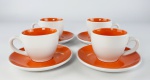 4 xícaras para café em cerâmica manufatura Cecilia Dale nas cores branca e laranja ( pode ir no micro-ondas e na lava-louça). Medidas aproximadas pires diâmetro 12,5 cm e xícara diâmetro 7 cm e altura 6 cm