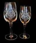 Lote contendo 2 taças em vidro para vinho decoradas com desenhos. Medidas aproximadas altura 22,5 cm e 20,5 cm