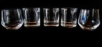 Lote contendo 5 copos diversos em cristal para whisky, um dos copos possuí pequena avaria conforme foto. Medidas aproximadas altura 9 cm e diâmetro 8 cm e altura 9 cm e diâmetro 7 cm