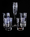 Lote contendo 1 taça para espumante e 4 copos diversos em cristal. Medidas aproximadas altura taça 24 cm, copos 14 cm e 10 cm