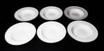 6 pratos fundos em porcelana na cor branca manufatura Wolff, um dos pratos está manchado e com pequeno bicado conforme foto. Medidas aproximadas diâmetro 23 cm e altura 4,5 cm