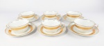 6 xícaras para chá em porcelana manufatura Real, na cor branca com faixa e frisos dourados. Medidas aproximadas pires diâmetro 15 cm e xícara altura 5 cm e diâmetro 9,5 cm