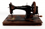 Antiga máquina de costura manufatura Singer para decoração e colecionismo, no estado, não foi testada. Medidas aproximadas comprimento 47 cm, largura 26 cm e altura 26,5 cm