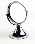 Espelho de mesa redondo em plástico nas cores cromo e preto Manufatura Fretin. Medidas aproximadas diâmetro da base 11,5cm - diâmetro do espelho 13cm e altura 19cm.