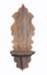 Peanha em madeira. Medidas aproximadas comprimento 20 cm, profundidade 14 cm e altura 52 cm