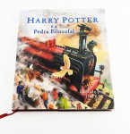 Livro Harry Potter e a pedra filosofal J.K. Rowling ilustrado por Jim Kay Editora Rocco tradução de Lia Wyler. Medidas aproximadas 27,5 x 23,5 cm