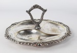 Petisqueira  redonda em metal espessurado a prata 90, apresenta desgaste no banho conforme foto. Medida aproximada diâmetro 21 cm