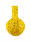 Vaso em resina na cor amarelo com desenhos florais em alto-relevo. Medidas aproximadas diâmetro 38cm altura 54cm