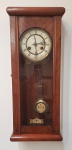 Relógio de parede Junghans em caixa de madeira, funcionando, com chave original. Medidas aproximadas altura 58 cm, largura 24 cm e profundidade 15 cm  * IMPORTANTE * RETIRADA NO LOCAL POR CONTA DO ARREMATANTE (Pessoalmente ou através de transportadora)