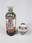 2 miniaturas em porcelana sendo 1 vaso e 1 potiche decorado com desenhos florais pintados a mão (suporte ilustrativo). Medidas aproximadas altura 10,5 cm e 5,5 cm