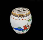 Potiche em porcelana chinesa na cor branca decorado com cenas do cotidiano pintadas a mão. Medidas aproximadas altura 12 cm e largura 11 cm