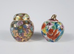 2 miniaturas potiche em porcelana decorado com desenhos florais pintados a mão. Medidas aproximadas altura 7,5 cm e 6,5 cm