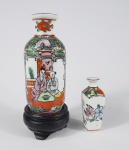 2 miniaturas de vaso em porcelana decorado com desenhos florais pintados a mão. Medidas aproximadas altura 10,5 cm e 6,5 cm