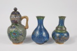 3 miniaturas em grés vitrificado com sal, sendo dois vasos e uma jarra, possuem avaria conforme foto. Medidas aproximadas altura 8,5 cm, 7 cm e 6,5 cm