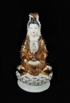 Escultura em porcelana representando deusa Kuian Yin. Medidas aproximadas altura 16 cm e largura 9 cm