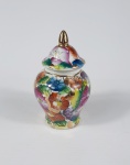 Miniatura de potiche em porcelana decorado com desenhos florais pintados a mão. Medida aproximada altura 10 cm