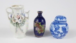 3 miniaturas em porcelana sendo 2 vasos e 1 potiche. Medidas aproximadas altura 7,5 cm, 6,5 cm e 6 cm