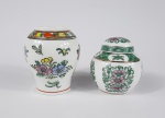 2 miniaturas em porcelana sendo 1 vaso e 1 potiche decorado com desenhos florais pintados a mão. Medidas aproximadas altura 8 cm e 6,5 cm