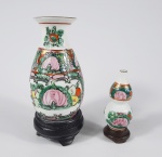 2 miniaturas de vaso em porcelana decorado com desenhos florais pintados a mão. Medidas aproximadas altura 9,5 cm (suporte está colado altura c/ suporte 12,5 cm) e 6 cm
