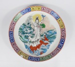 Prato em porcelana chinesa decorado com pintura manual, possuí pequena avaria conforme foto. Medida aproximada diâmetro 29,5 cm