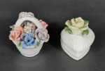 2 miniaturas em porcelana, sendo um cesta e uma caixinha decorada com flores em biscuit, possuí pequena avaria no biscuit. Medidas aproximadas cesta 6 x 5 cm e altura 7 cm e caixinha 4 x 5 cm e altura 6 cm
