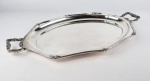 Bandeja oval com alças em metal espessurado a prata 90 manufatura Wolff. Medidas aproximadas 52 x 33 cm