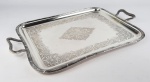 Bandeja retangular com alça em metal espessurado a prata 90 manufatura Wolff. Medidas aproximadas 51 x 33 cm